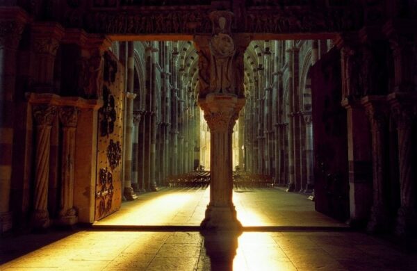 Basilique de Vézelay lumière autour de Pâques