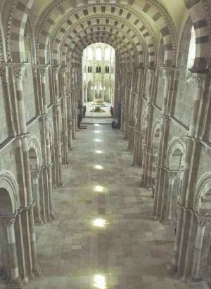 Basilique de Vézelay chemin de lumière au solstice d'été