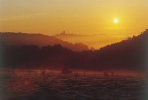 Vézelay soleil levant colline