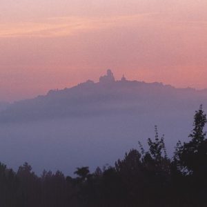 Soleil levant rose, colline de Vézelay