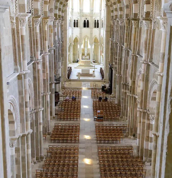 Basilique de Vézelay aux solstices d'été
